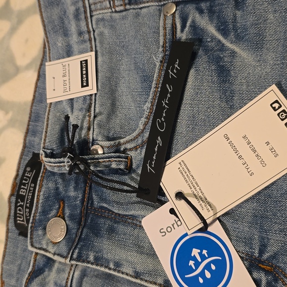 Judy Blue cuffed denim shorts size Medium - Picture 2 of 4